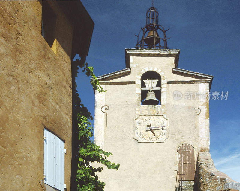 位于法国南部普罗旺斯的Vaucluse Luberon村，建筑上覆盖着赭石涂料。